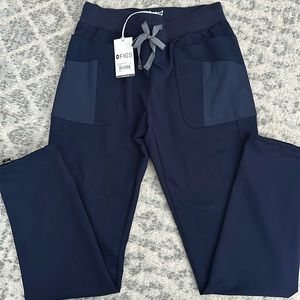 Navy Kigali - Skinny Scrub Pants

XS - Navy NWT